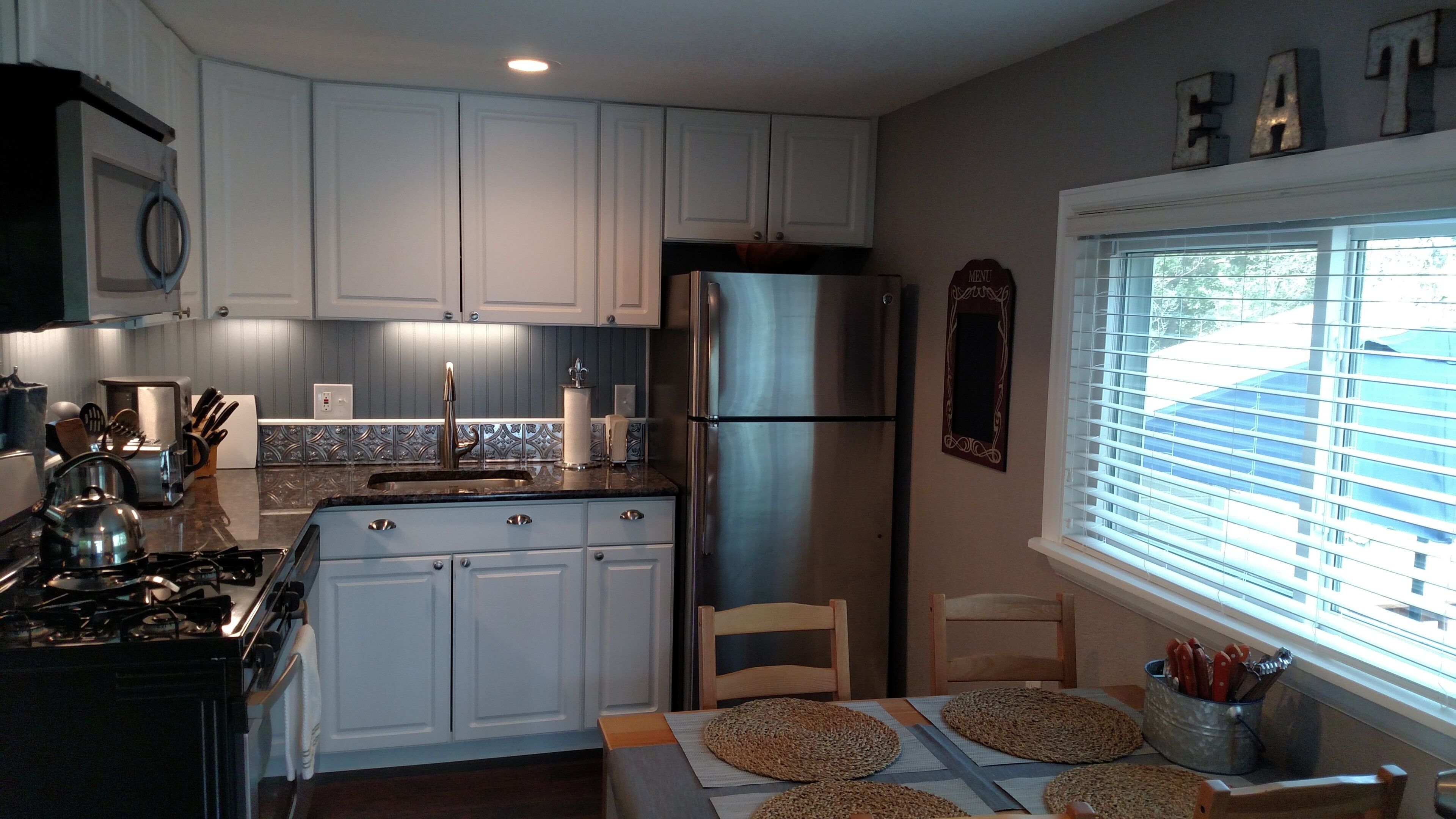 Jääkaappi, mikroaaltouuni, uuni, liesi