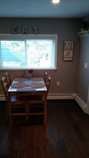 Dining - Cabin on the canyon near Broadmoor (Colorado Springs)