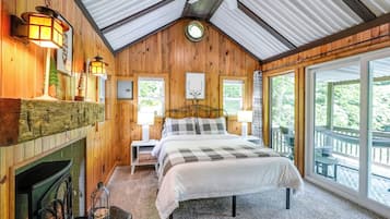 6 bedrooms, desk, iron/ironing board, travel crib