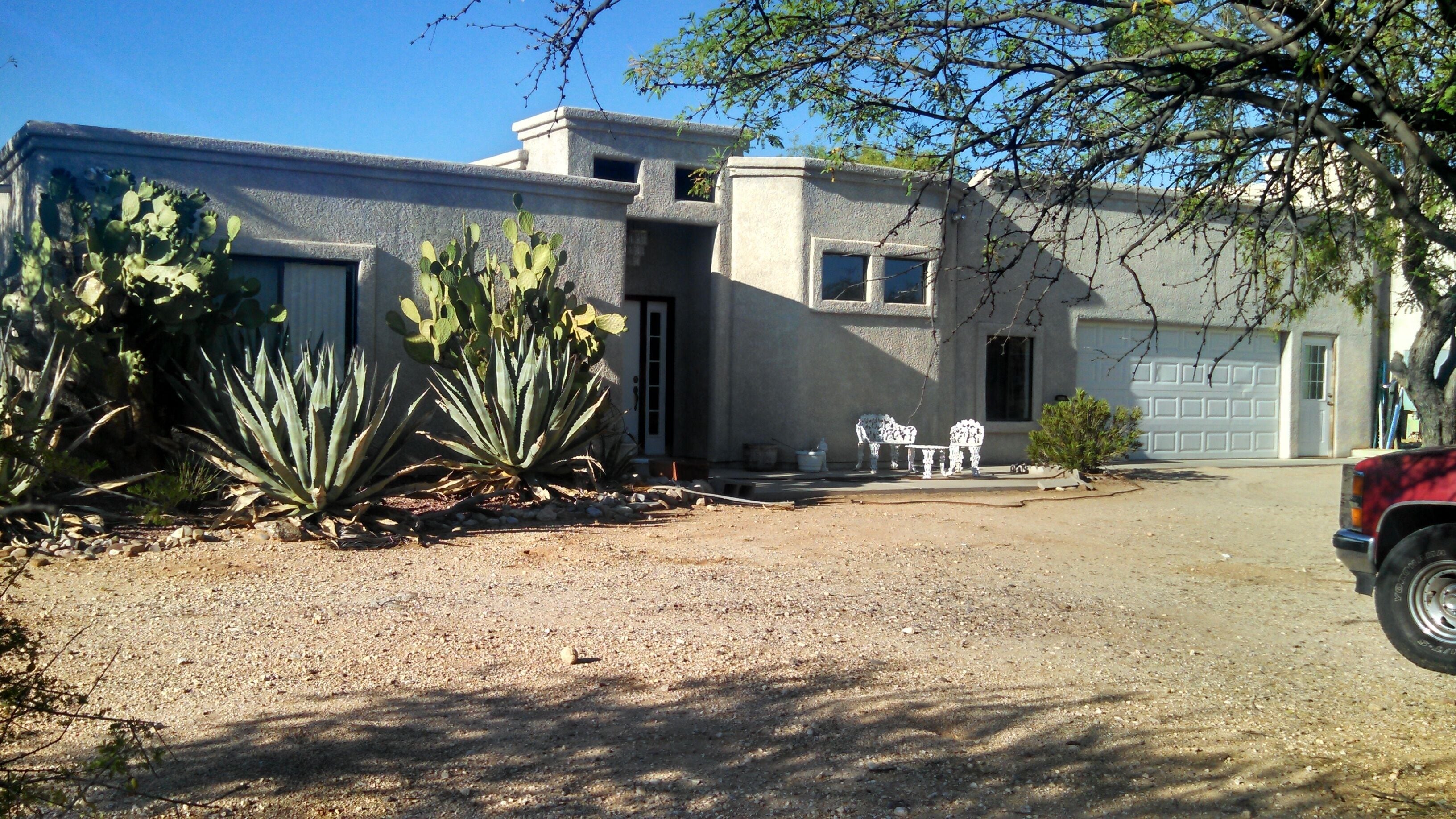 Beautiful Guest Home On 5 Acres With Excellent Moutain Views. Secure, Peaceful.
