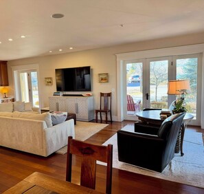 Smart-TV, peis, DVD-spiller og bordtennis