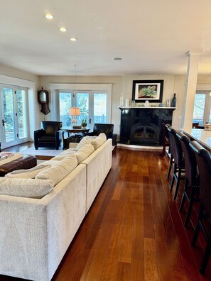 Smart-TV, peis, DVD-spiller og bordtennis