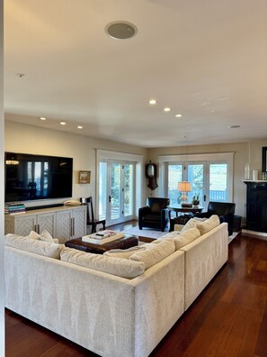 Smart-TV, peis, DVD-spiller og bordtennis