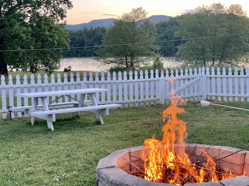 The best of Lake Chatuge - Stunning lake & mountain views!