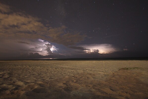 En la playa, camastros y toallas de playa 