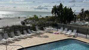 Une piscine avec vue sur la plage et l’océan.