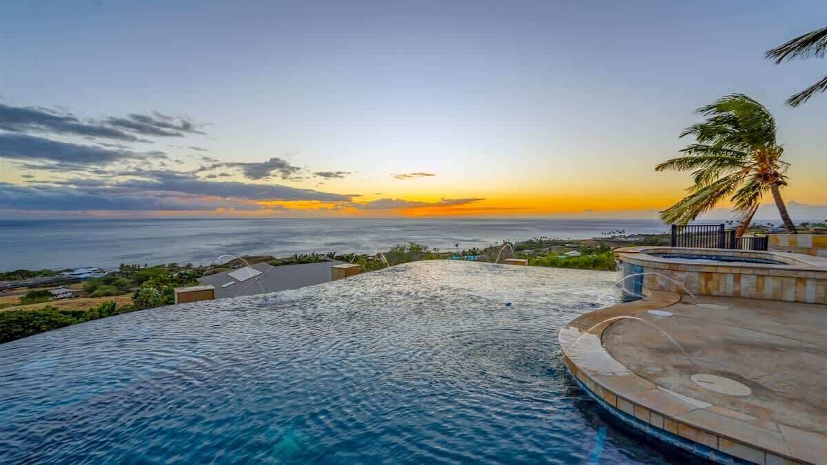 Ein Infinity-Pool mit Blick auf den Sonnenuntergang über dem Ozean.