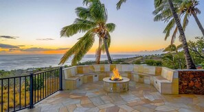Terrace/patio - Hale Laule`a ~ 4 BR ~ Infinity Pool with Stunning (Waimea)