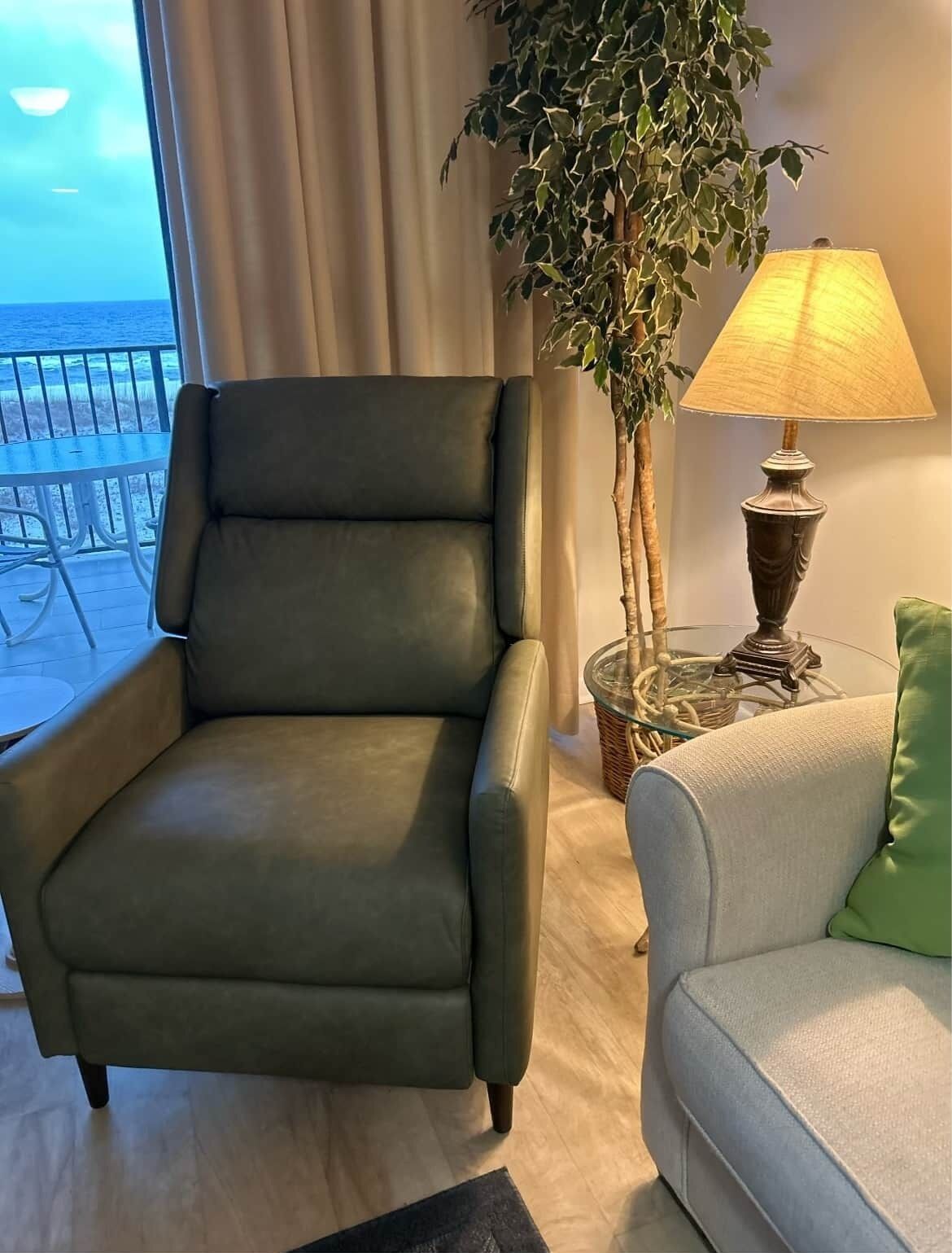 テレビ、DVD プレーヤー、ステレオ