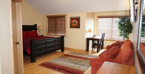3 bedrooms, desk, iron/ironing board, free WiFi