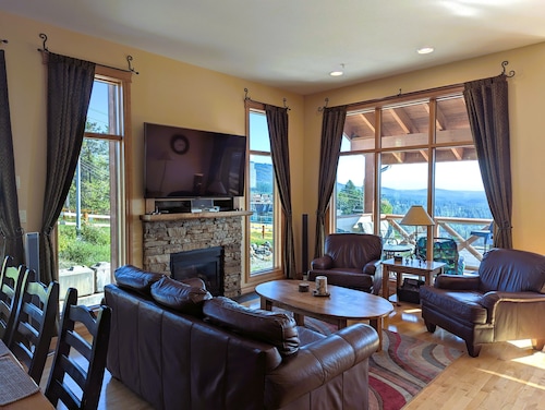 Ultimate Slope-Side Stay • Ski-In/Out • Hot Tub • Stunning Mountain Views
