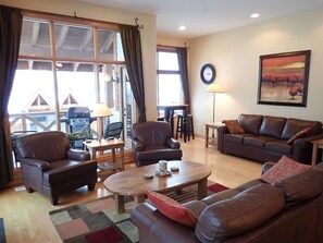 TV connectée, cheminée, lecteur de DVD, chaîne hi-fi