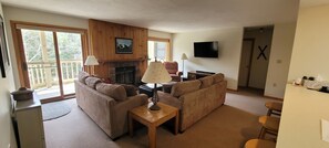 Smart TV, caminetto, lettore DVD