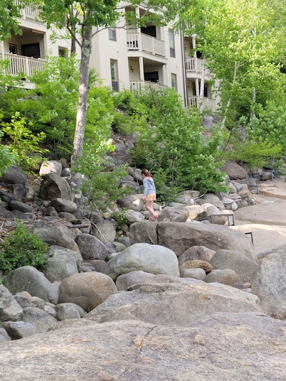Riverfront, Vacation! Spacious, Bright, Clean! 3 Br/2 Ba
WEEKEND SHUTTLE TO LOON