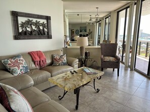 Smart TV, chimenea, reproductor de DVD, libros