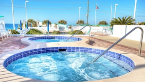 Une piscine avec vue sur l’océan.