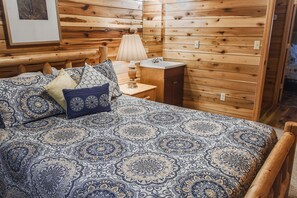 2 bedrooms, iron/ironing board, free WiFi, bed sheets - Mountaineer Cabin 6 - Hot Tub & Gas Fireplace close to New River Gorge (Hico)