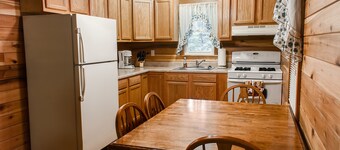 Mountaineer Cabin 6 - Hot Tub & Gas Fireplace close to New River Gorge