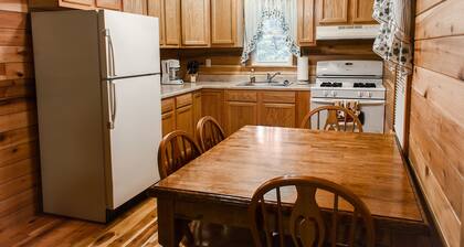 Mountaineer Cabin 6 - Hot Tub & Gas Fireplace close to New River Gorge