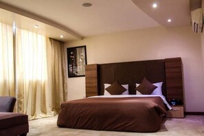 Royal Suite | Minibar, in-room safe, desk, laptop workspace