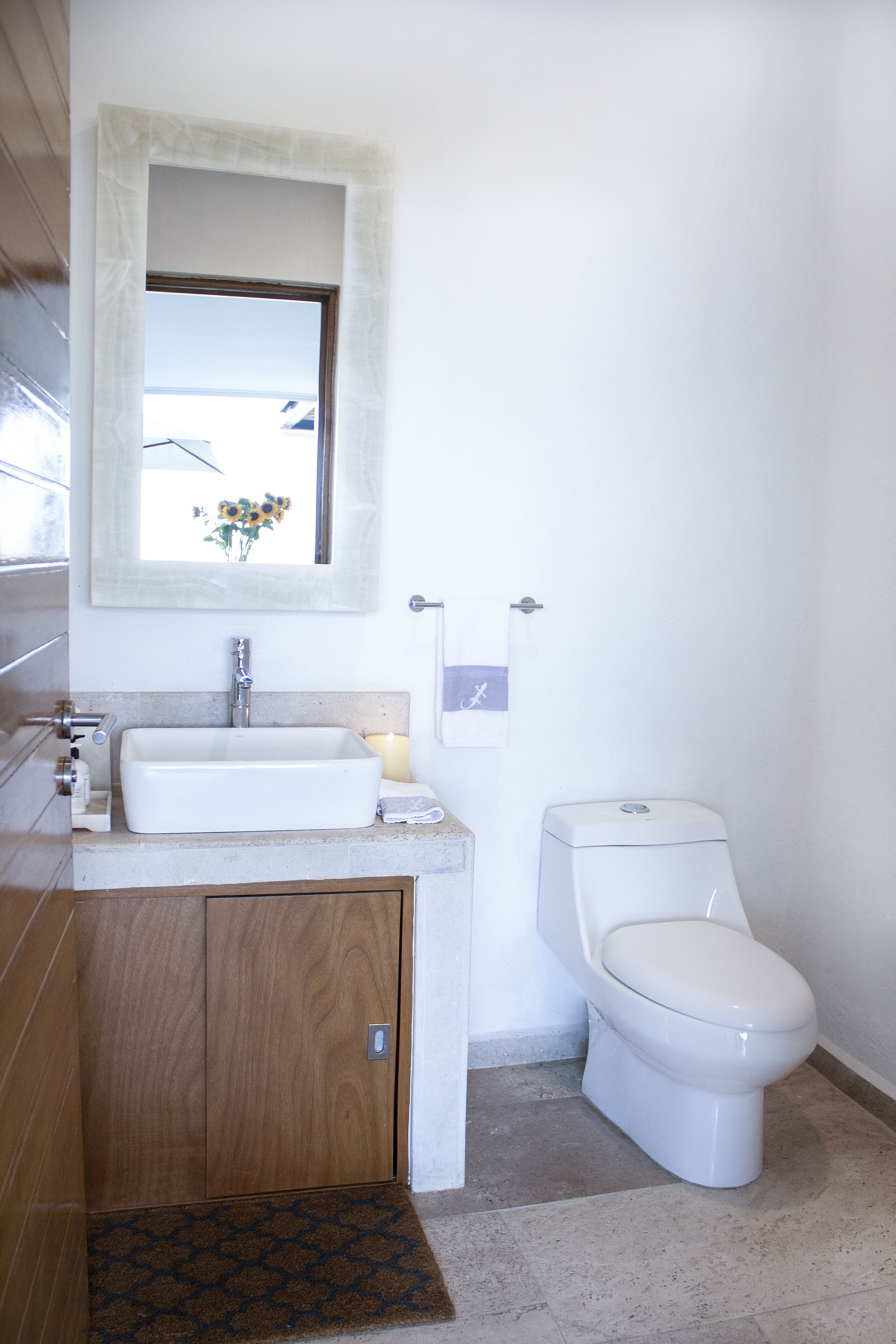 Luxurious lake/mountain view, 4 bedrooms  with full amenities & service included