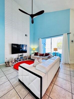 Älytelevisio, DVD-soitin, pöytäjalkapallopöytä, videokirjasto