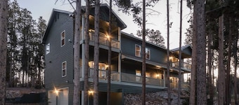 Large 7 Bedroom Home, Mountain Setting, 3 family rooms, Hot Tub.