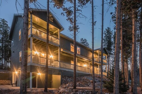 Large 7 Bedroom Home, Mountain Setting, 3 family rooms, Hot Tub.