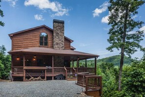 Exterior - Luxury Lodge - Mtn Views, Hot Tub -  Minimum Age (Ellijay)