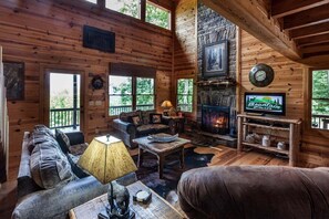 Smart TV, fireplace, DVD player - Luxury Lodge - Mtn Views, Hot Tub -  Minimum Age (Ellijay)