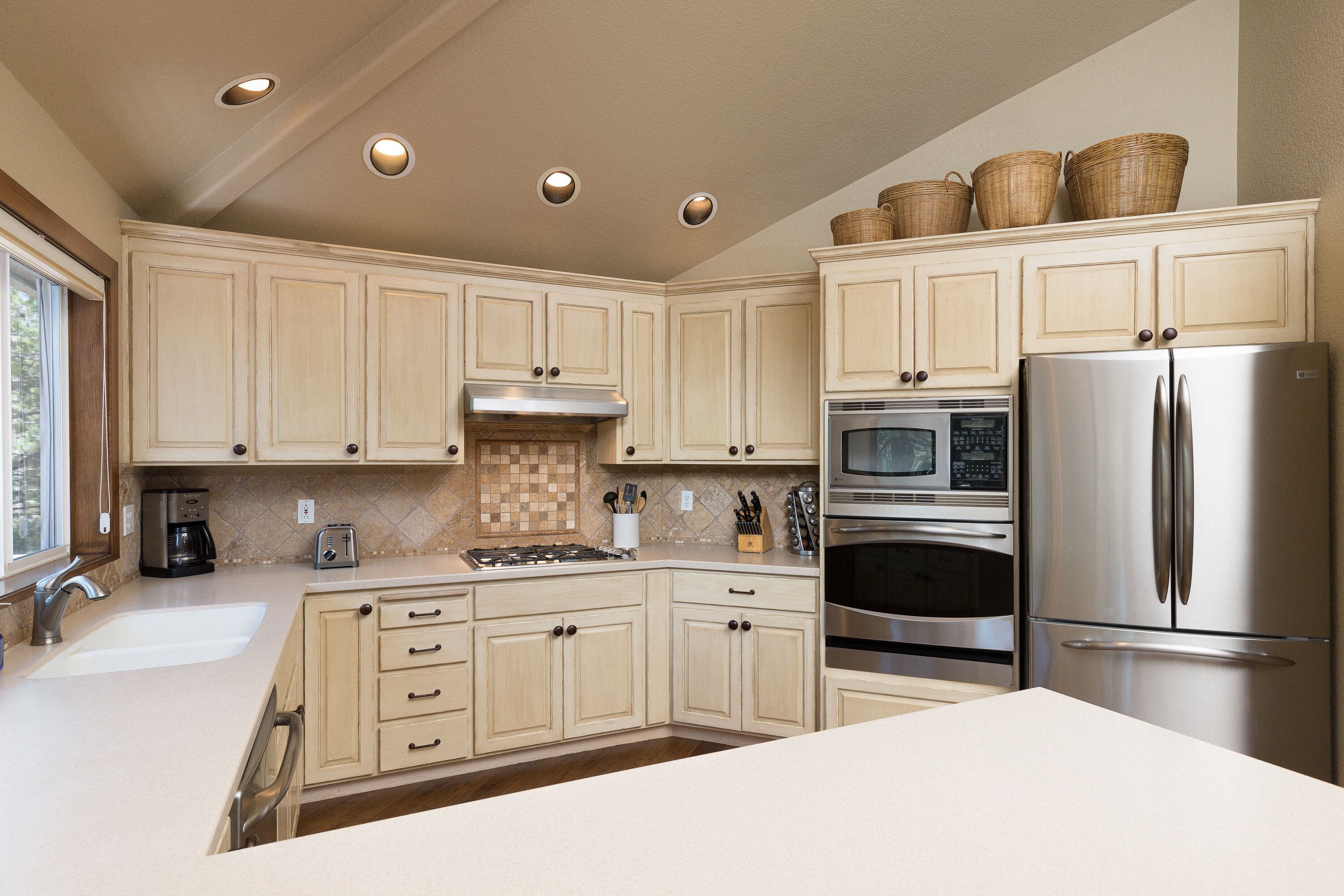 Spacious home! Arcade, 2 Masters-A/C-SHARC-Hot Tub-Sauna-Great Location