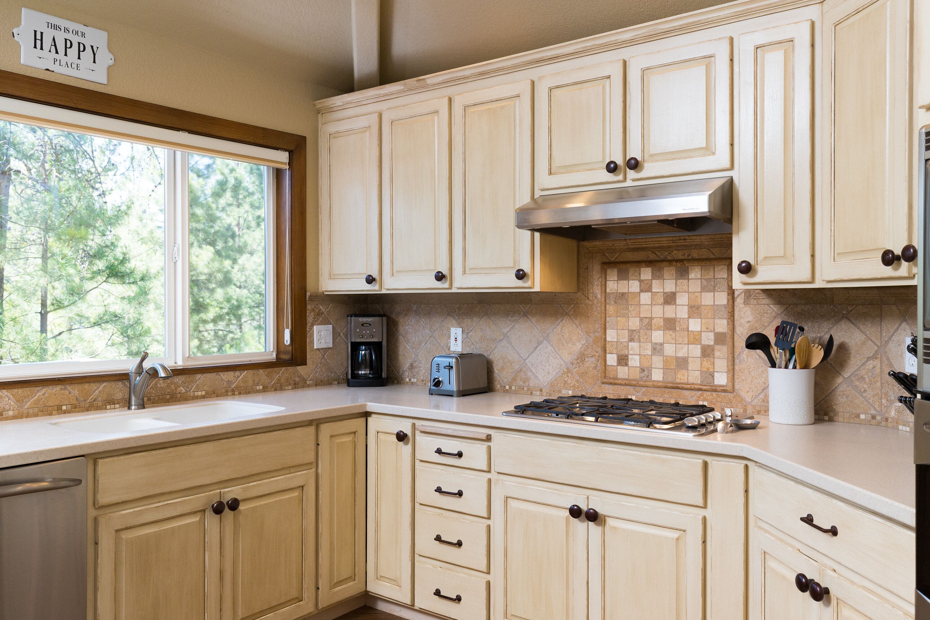 Spacious home! Arcade, 2 Masters-A/C-SHARC-Hot Tub-Sauna-Great Location