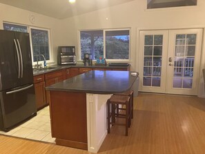 Full-size fridge, microwave, oven, coffee/tea maker