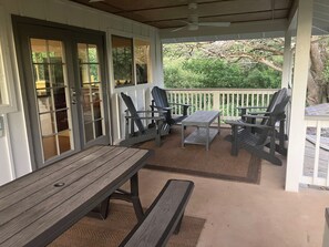 Outdoor dining - THE TREEHOUSE COTTAGE - 30 DAY RENTAL (Haleiwa)