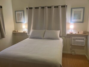 1 bedroom, iron/ironing board, WiFi, bed sheets - THE TREEHOUSE COTTAGE - 30 DAY RENTAL (Haleiwa)