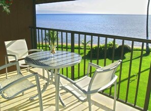 Outdoor dining - The Ultimate Oceanfront Penthouse - 'Hale No Ka Oi' (Kaunakakai,)