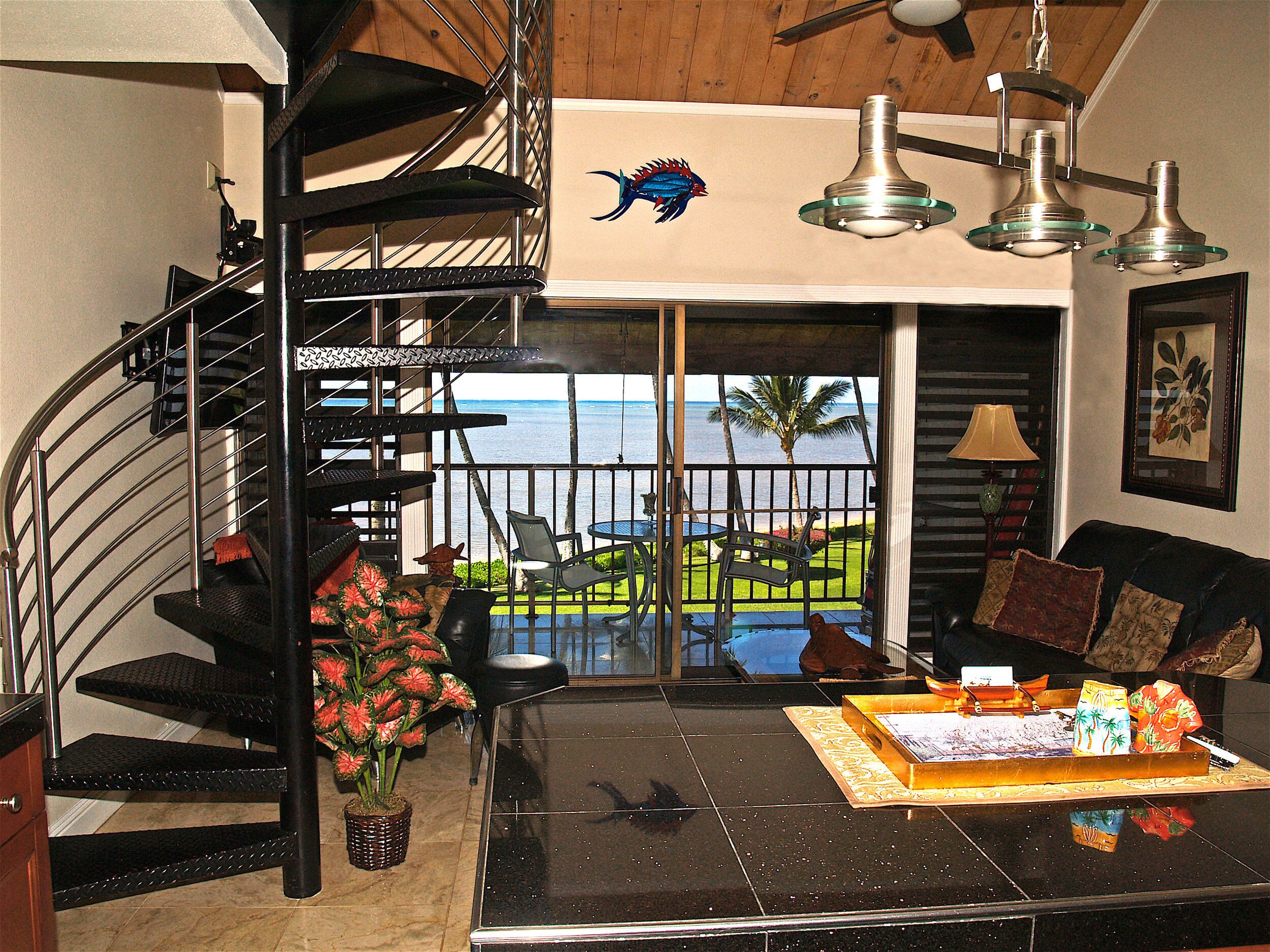 Una Smart TV, libros, un reproductor estéreo