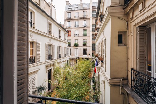 Luxury 1BR steps away from Champs Elysees