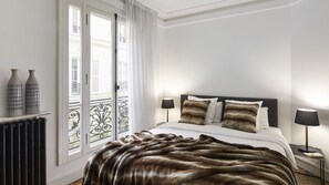 1 Schlafzimmer, Schreibtisch, Bügeleisen/Bügelbrett, Reisekinderbett