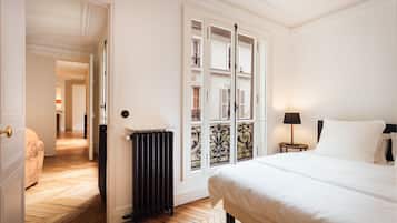 1 camera, una scrivania, ferro/asse da stiro, culla da viaggio