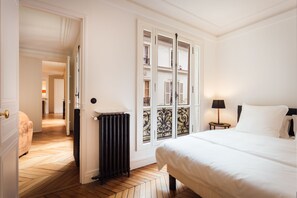 1 bedroom, desk, iron/ironing board, travel crib - Luxury 1BR steps away from Champs Elysees (Paris)
