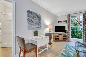 Dining - Romantic Condo in City Center- Wright Square Loft C (Savannah)