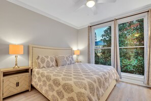 1 bedroom, iron/ironing board, WiFi, bed sheets - Romantic Condo in City Center- Wright Square Loft C (Savannah)