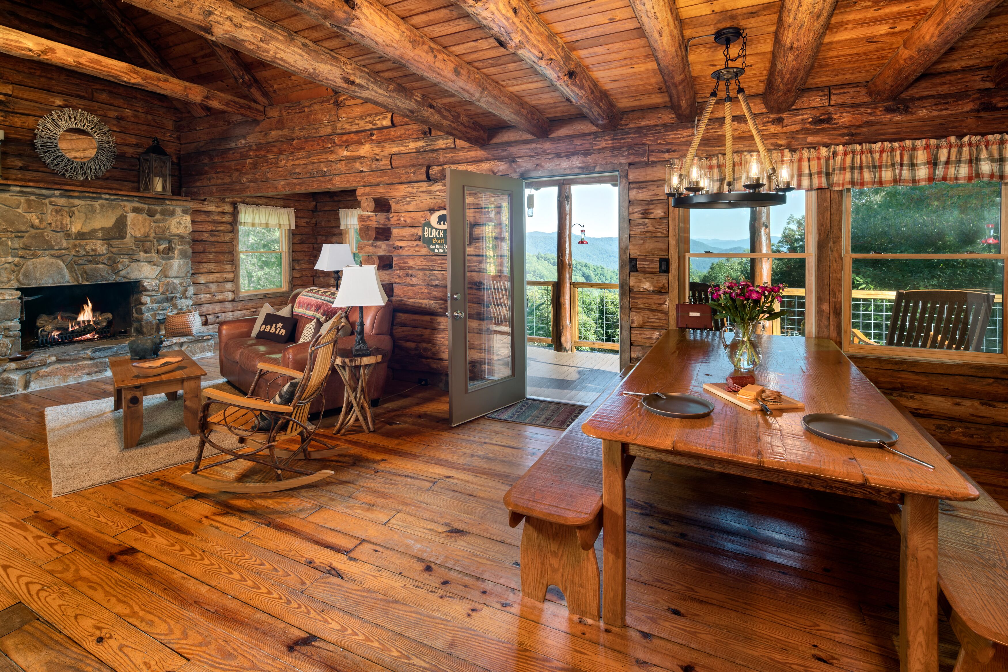 Cozy Log Cabin with Amazing Views, Secluded Hot Tub, Fire Pit and Picnic Area!!