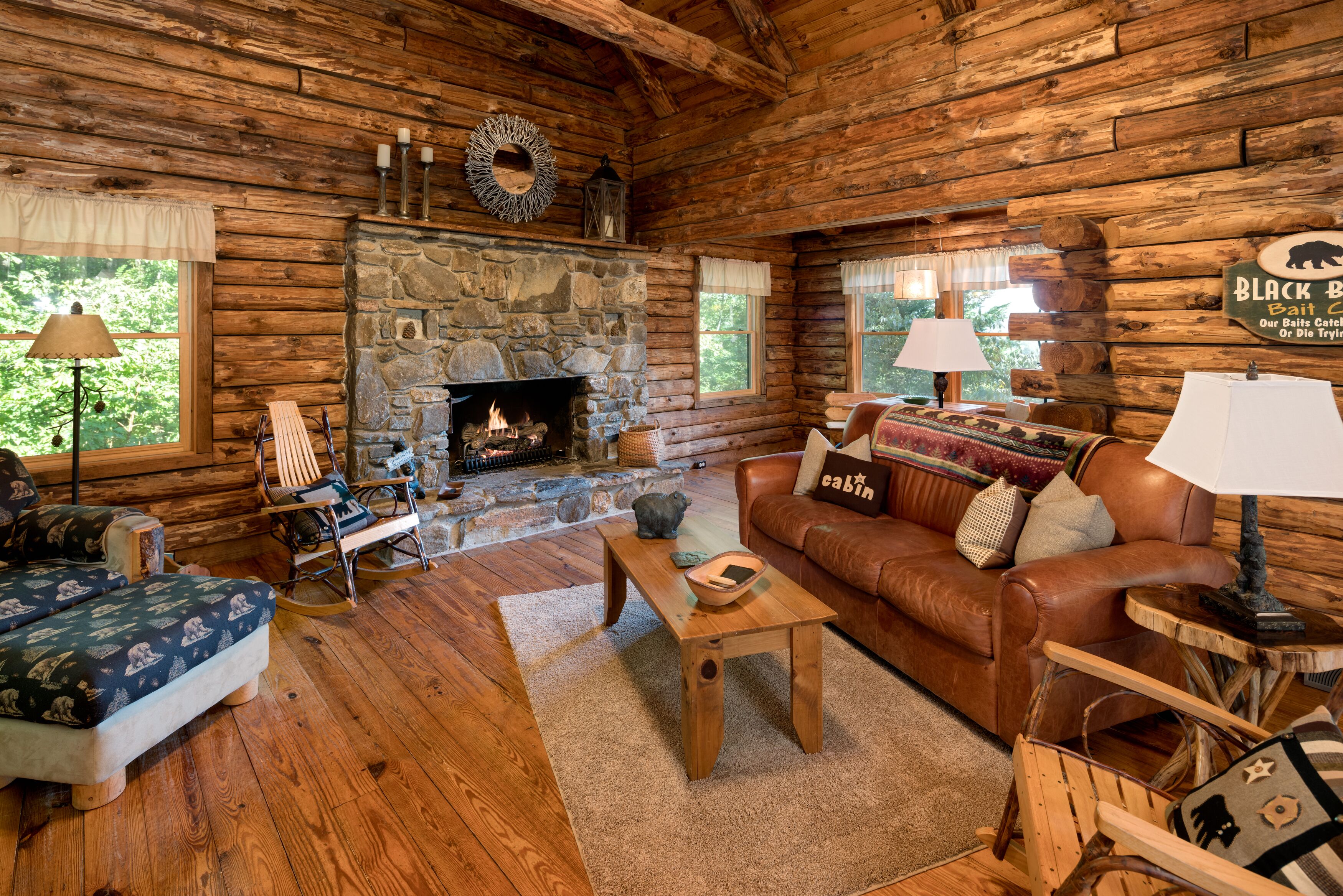 Cozy Log Cabin with Amazing Views, Secluded Hot Tub, Fire Pit and Picnic Area!!