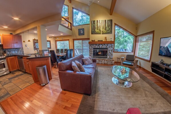 Smart TV, fireplace, table football - Snowy Creek 4 - Ski in Ski out, Private Hot Tub, Short Walk to Whistler Village (Whistler)