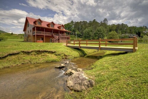 Riverfront Lodge for 30 with Hot Tub