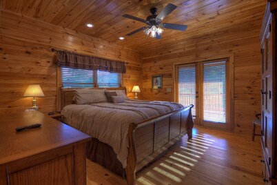 Dream Big! Riverfront Cabin, Game Room, Hot Tub, Fireplace and lots more for All