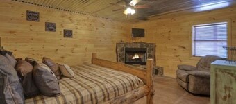 Riverfront Lodge for 30 with Hot Tub