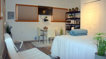 Bureau, fer et planche Ă repasser, Wi-Fi gratuit, draps fournis